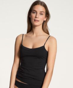 blond kvinne med svart singlet fra Calida