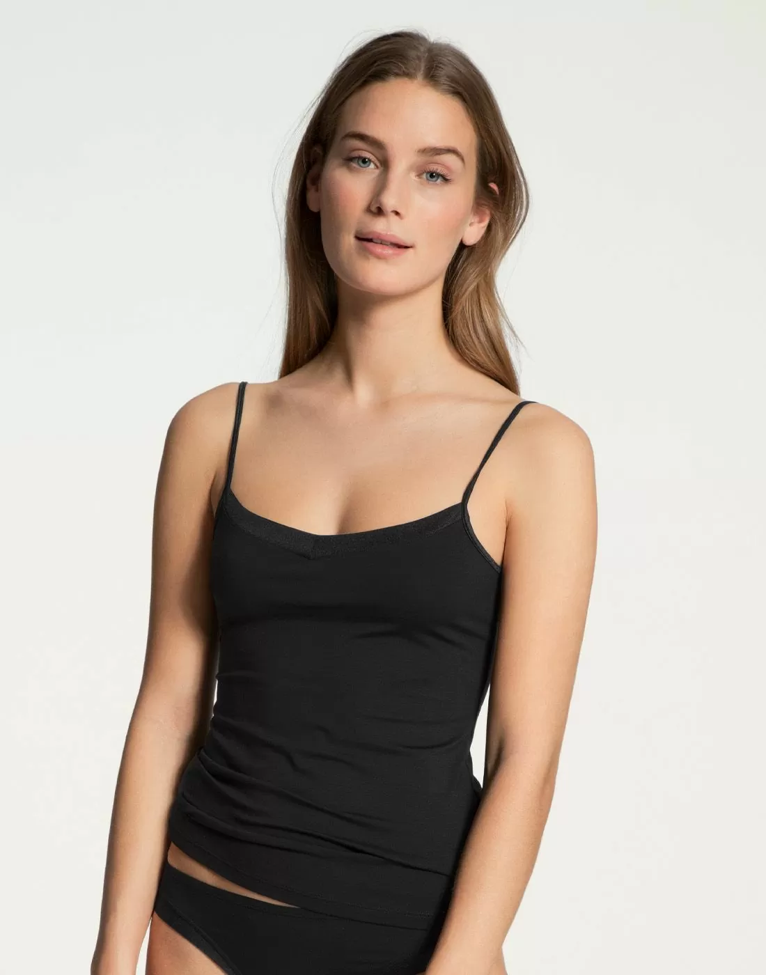 blond kvinne med svart singlet fra Calida