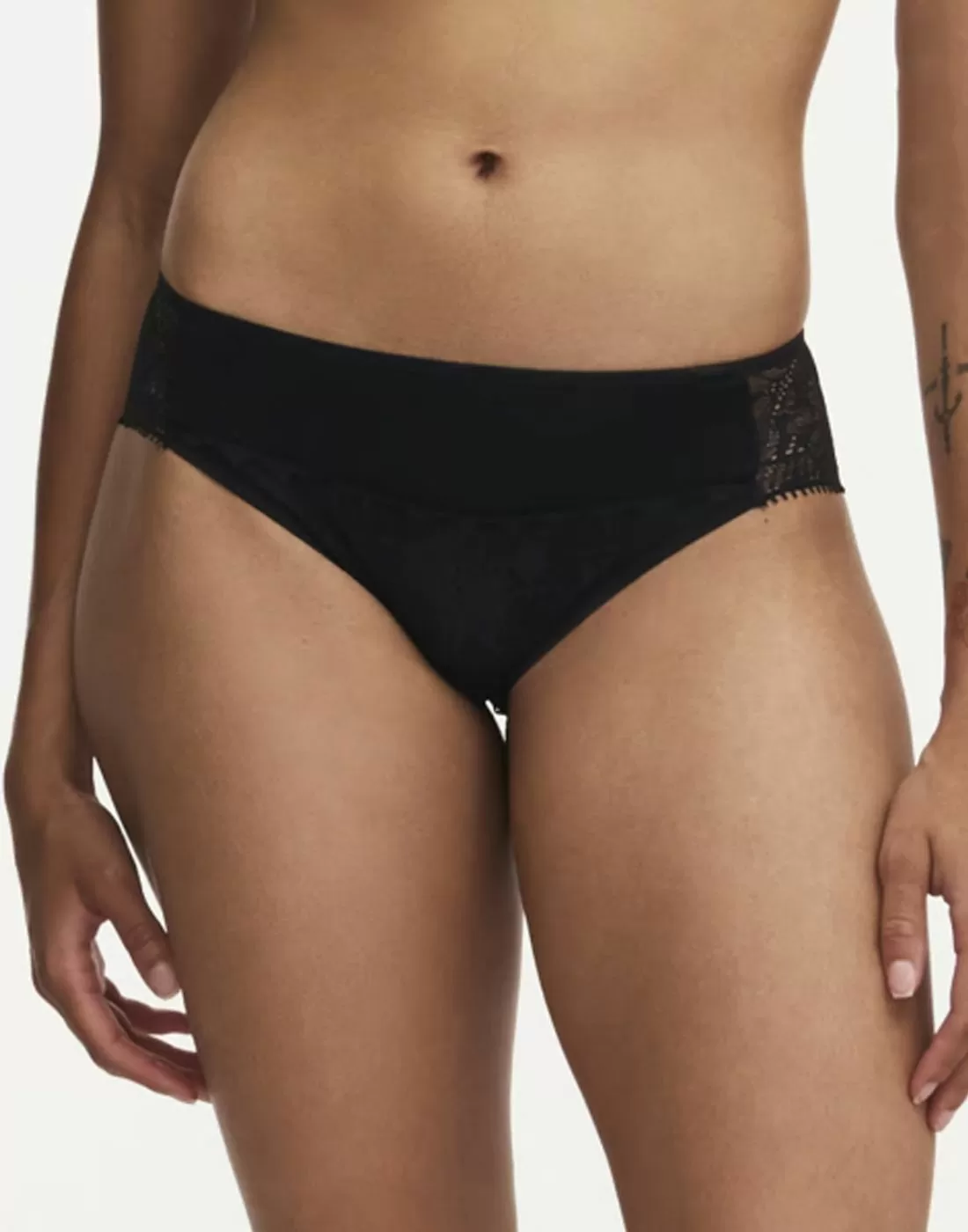 jente i svart truse med blonder fra chantelle