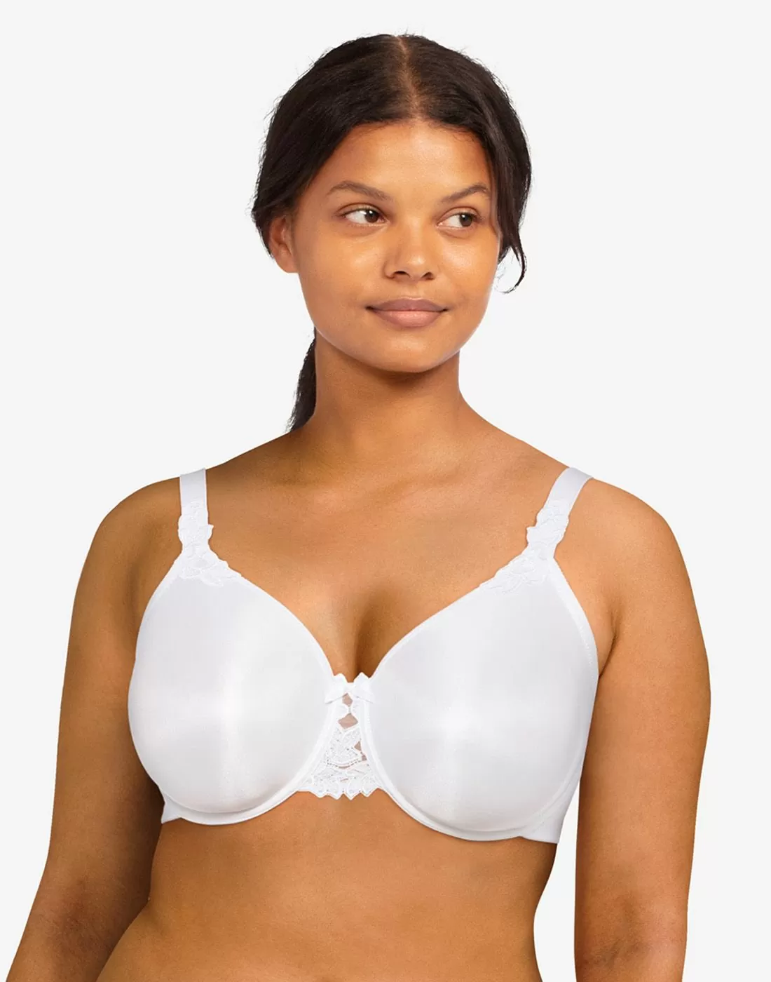 jente i hvit full-cup BH fra chantelle