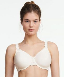 jente i off white full-cup BH fra chantelle