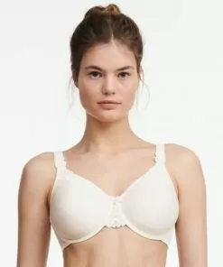 jente i off white full-cup BH fra chantelle