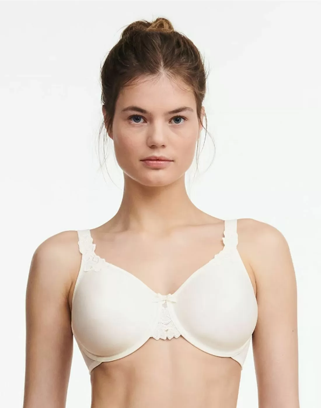 jente i off white full-cup BH fra chantelle