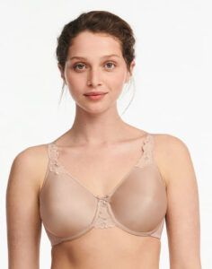 jente i beige glatt BH fra chantelle