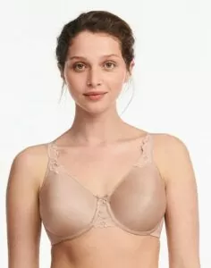 jente i beige glatt BH fra chantelle