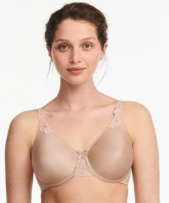 jente i beige glatt BH fra chantelle