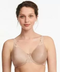 jente i beige glatt BH fra chantelle