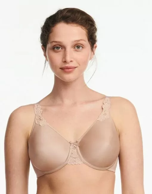 jente i beige glatt BH fra chantelle