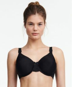 jente i svart full-cup BH fra chantelle