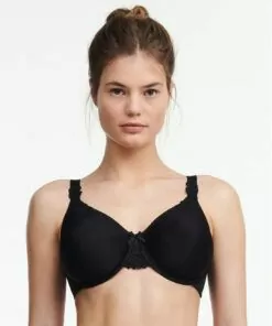 jente i svart full-cup BH fra chantelle