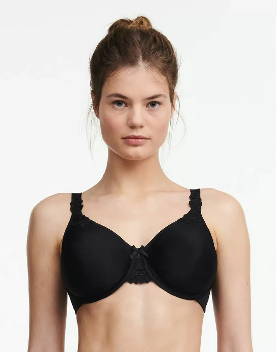 jente i svart full-cup BH fra chantelle