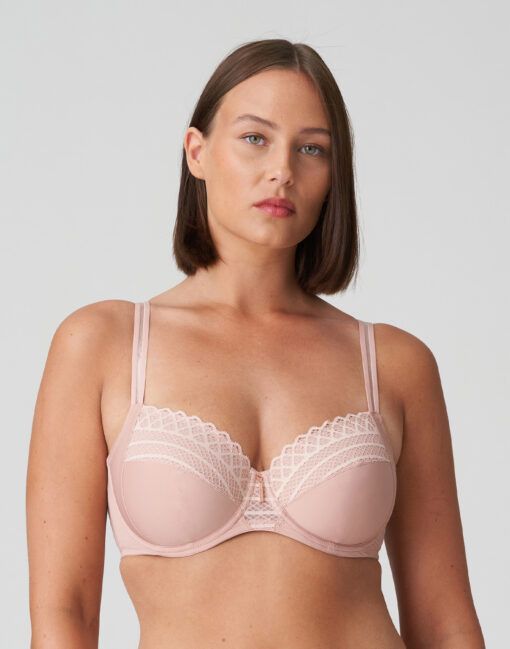 kvinne med rosa BH fra prima donna
