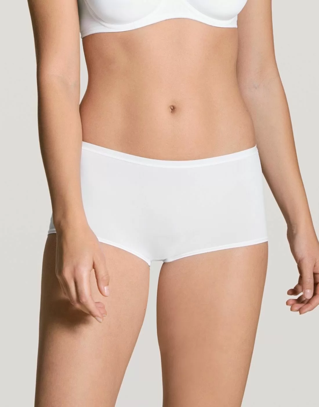 jente i hvit bokser av bomull