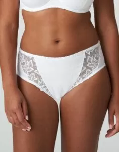 kvinne i hvit blondetruse fra prima donna
