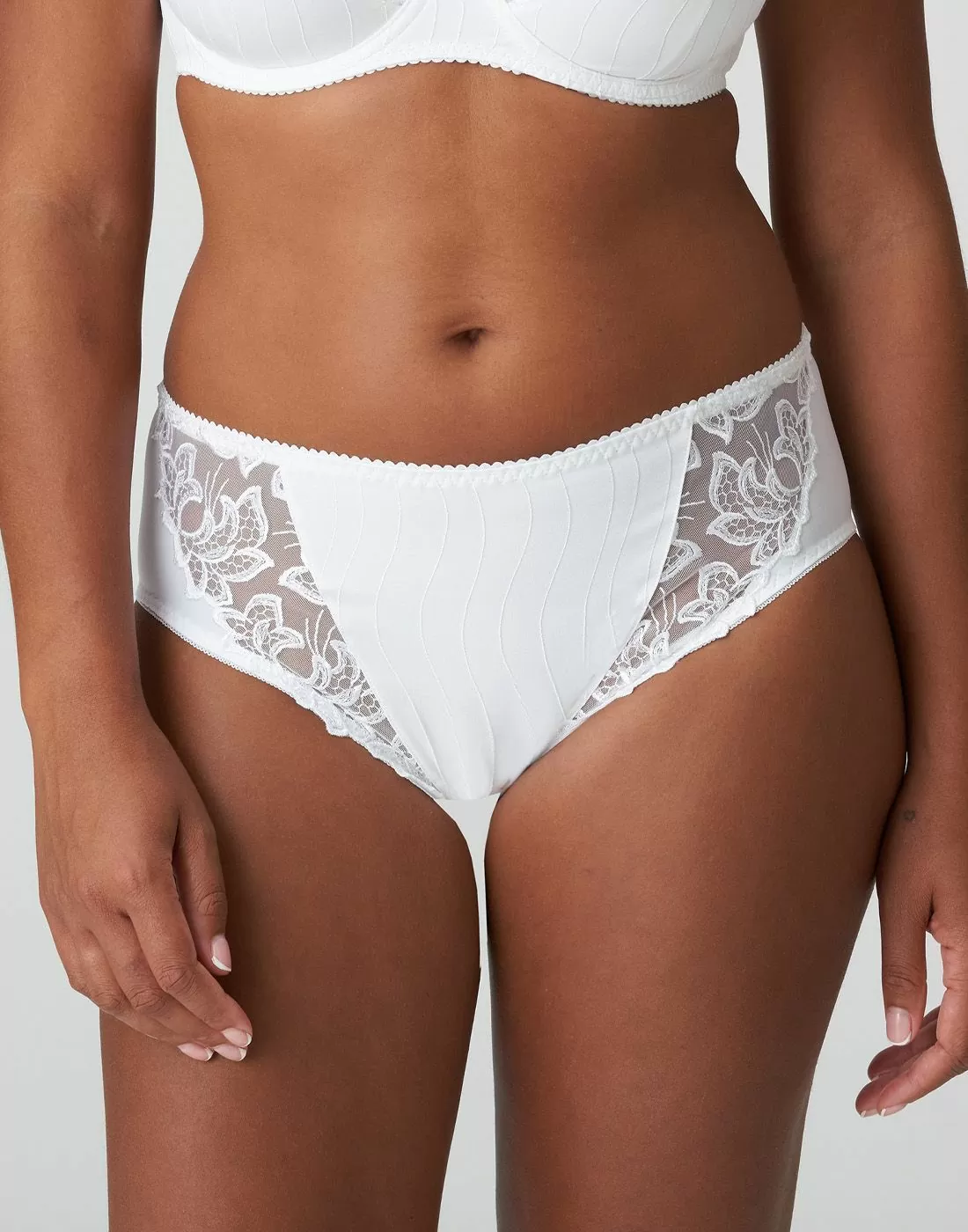 kvinne i hvit blondetruse fra prima donna