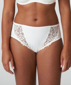 kvinne i off white high waist blonde truse