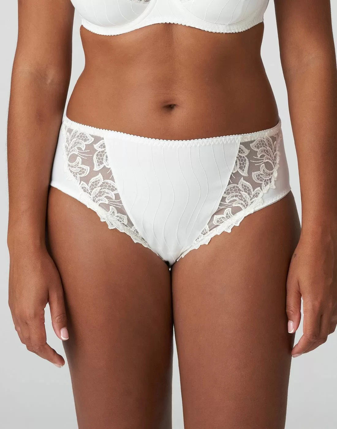 kvinne i off white high waist blonde truse