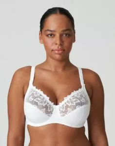 Kvinne med mørkt hår og hvit blonde-BH