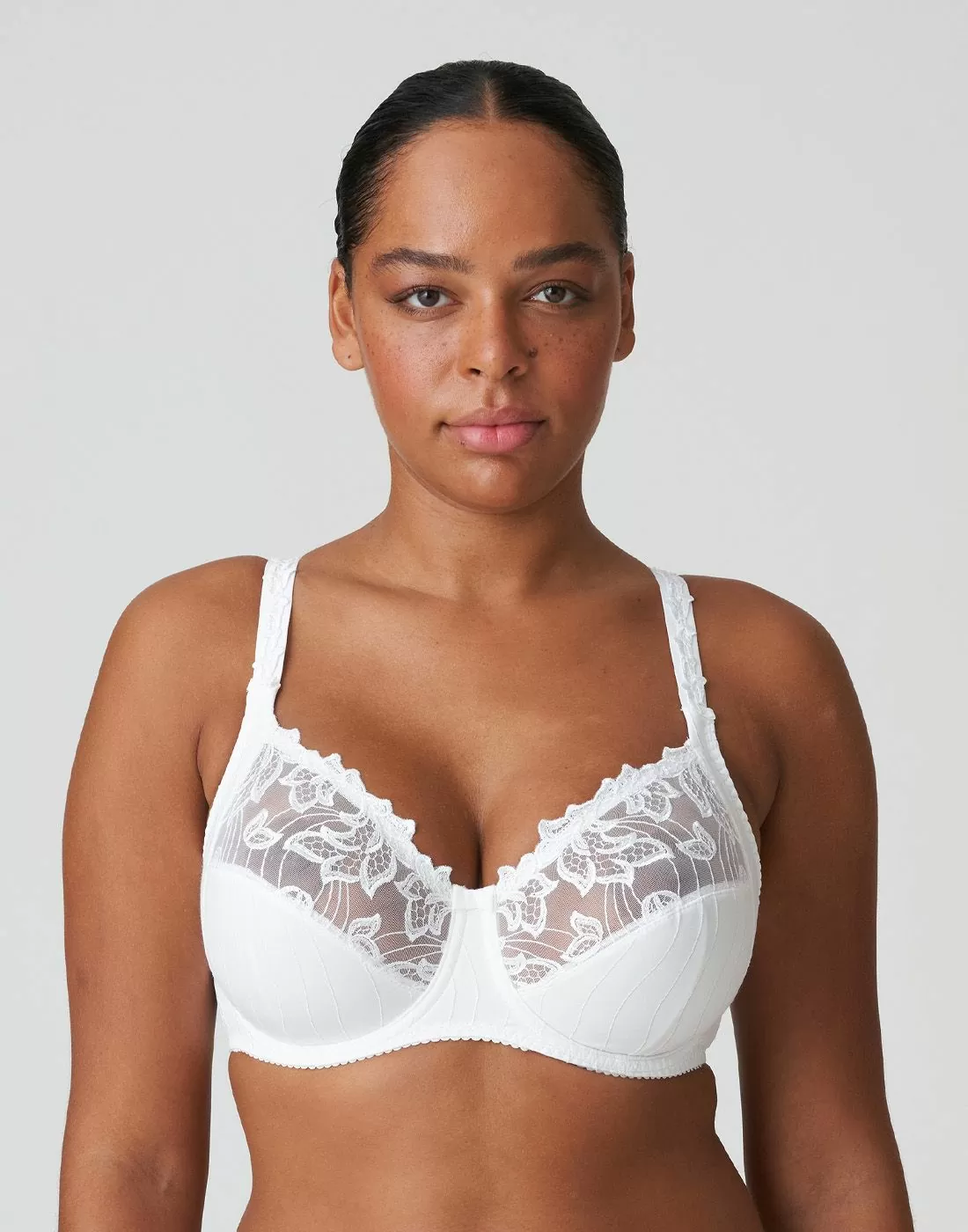 Kvinne med mørkt hår og hvit blonde-BH