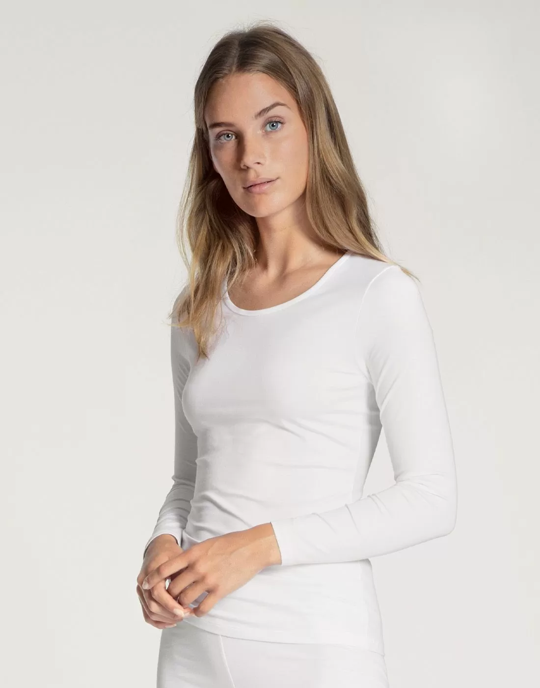 jente i hvit tynn langermet genser av bomull