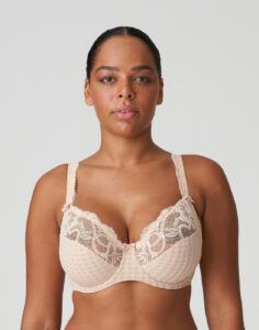 Mørk kvinne i beige BH med blonder