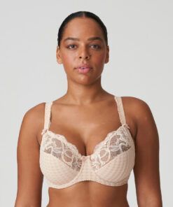Mørk kvinne i beige BH med blonder