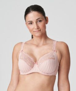 mørk kvinne i rosa BH med blonder