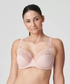 mørk kvinne i rosa BH med blonder