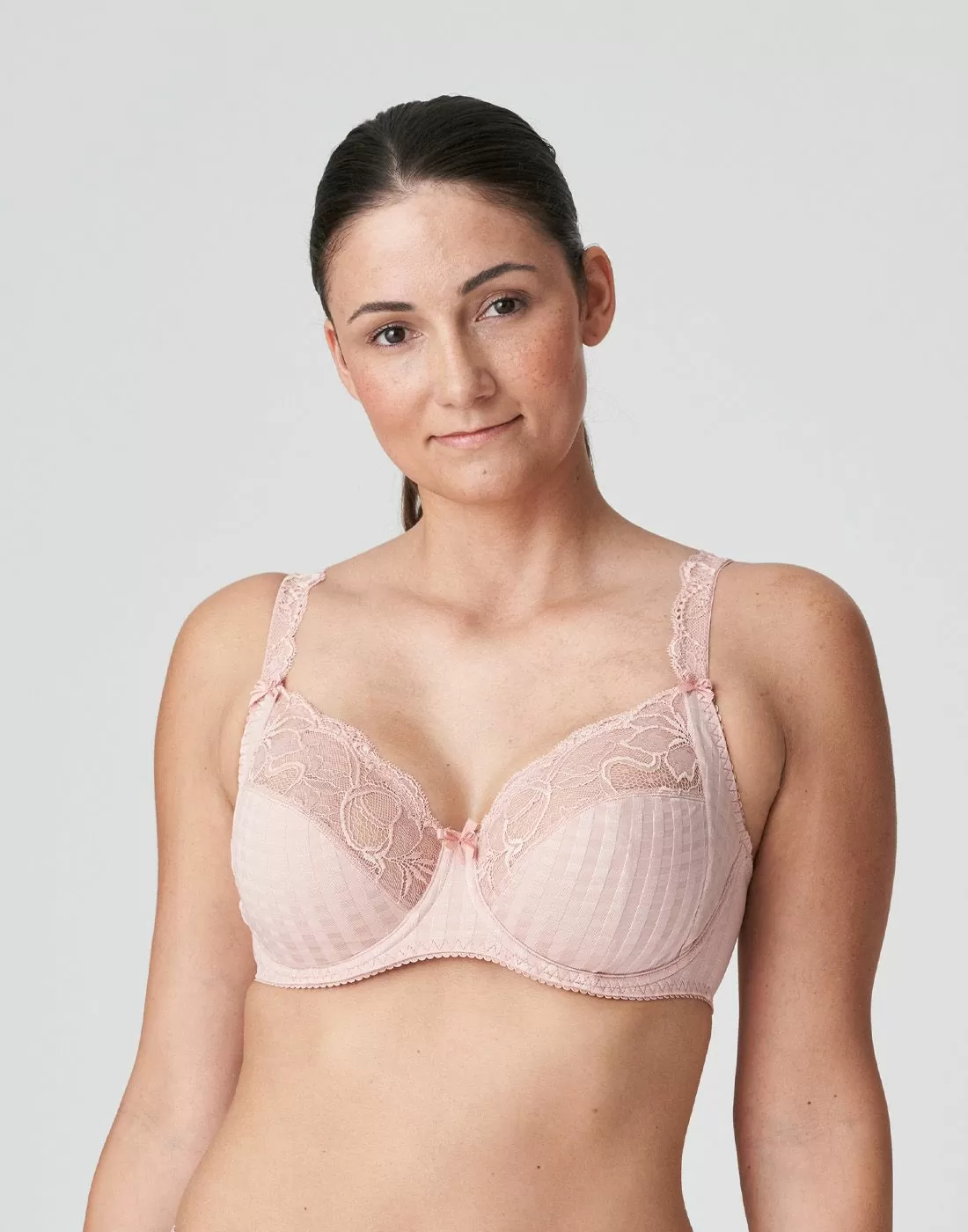 mørk kvinne i rosa BH med blonder