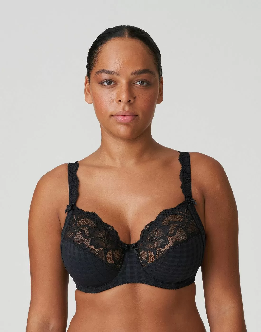 mørk kvinne i svart BH med blonder