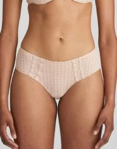 jente i beige hipster med rutete mønster og blomster