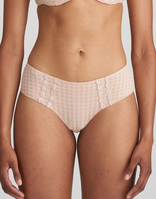 jente i beige hipster med rutete mønster og blomster