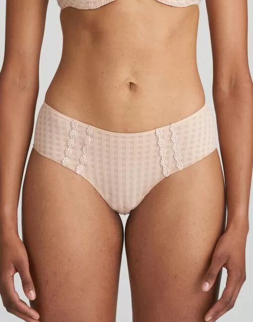 jente i beige hipster med rutete mønster og blomster