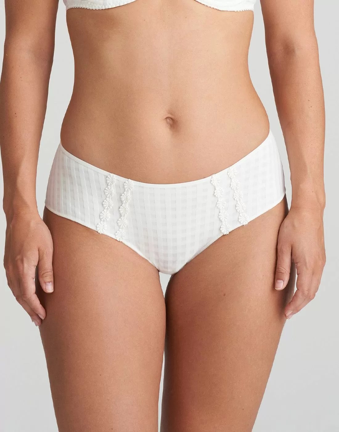 jente i hvit hipster med rutete mønster