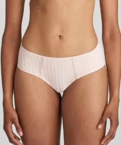 Jente med i rosa hipster med rutete mønster