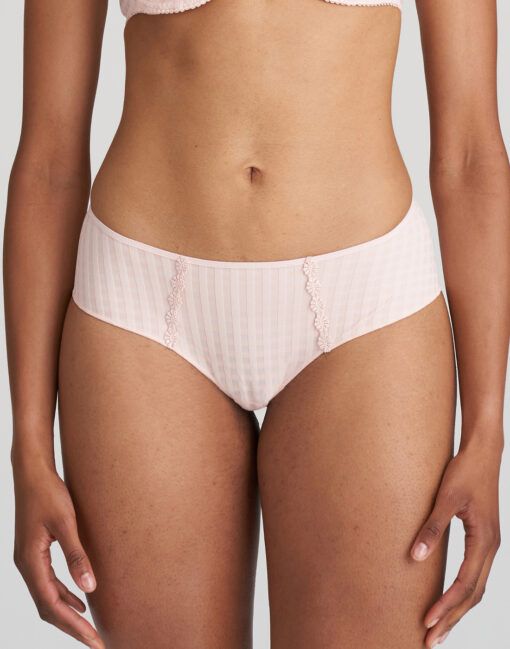 Jente med i rosa hipster med rutete mønster