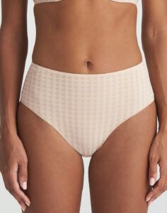 jente i beige high waist truse med rutete mønster