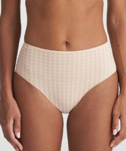 jente i beige high waist truse med rutete mønster