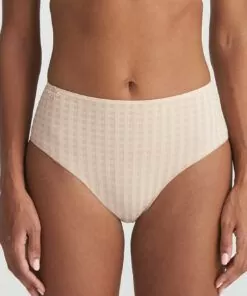 jente i beige high waist truse med rutete mønster