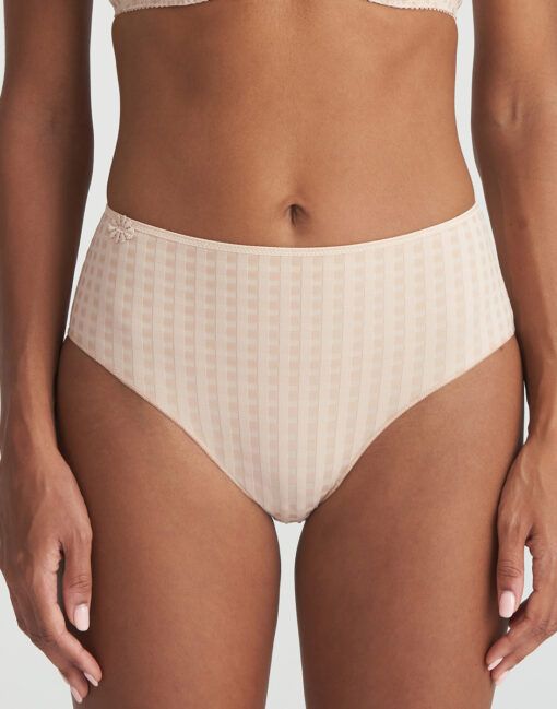 jente i beige high waist truse med rutete mønster
