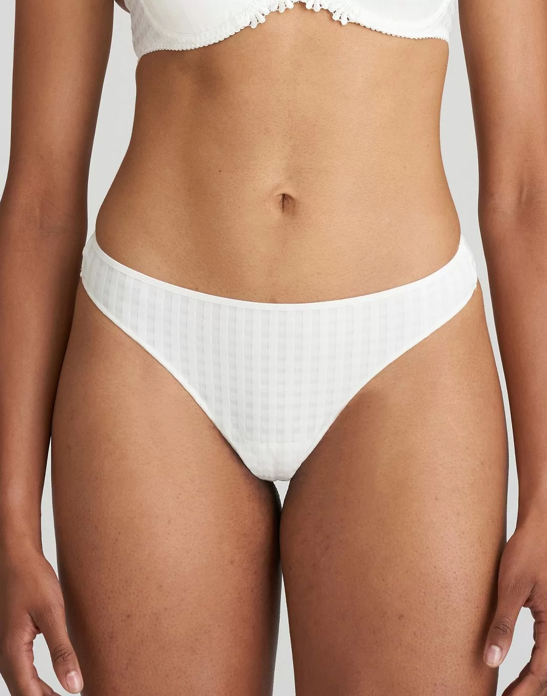 jente i hvit stringtruse med rutete mønster