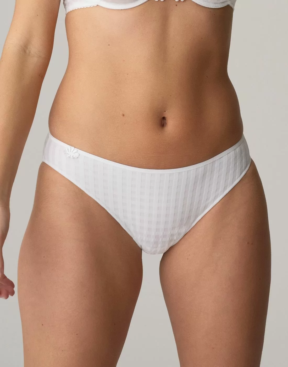 jente i hvit truse med rutete mønster