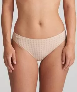 kvinne i beige truse med rutete mønster