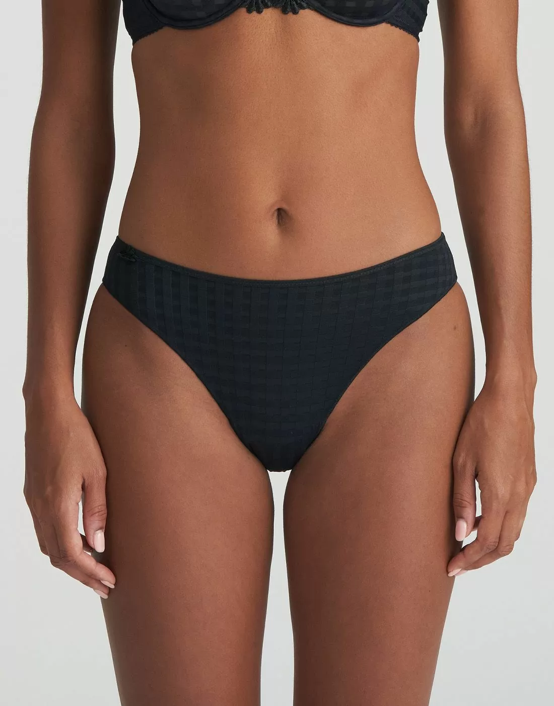 jente i svart truse med rutete mønster