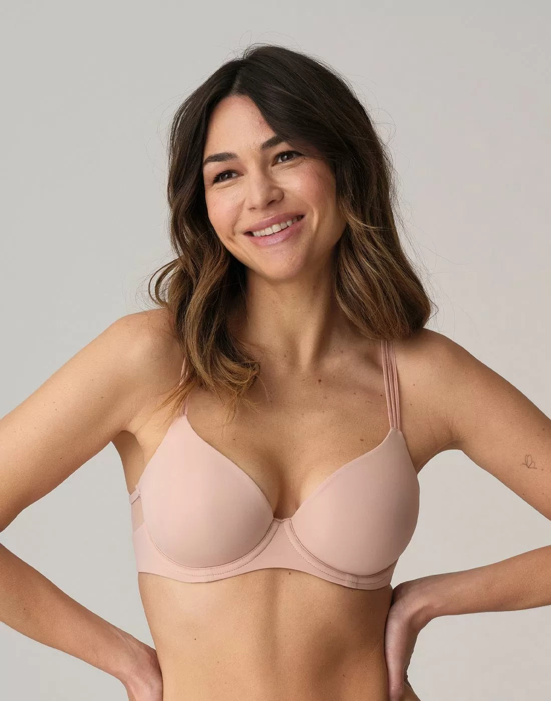 Jente med brunt i rosa BH fra marie jo