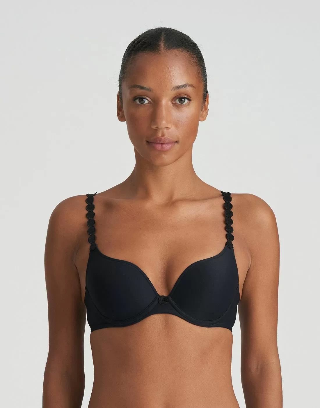 jente i svart BH med rundinger på stroppene