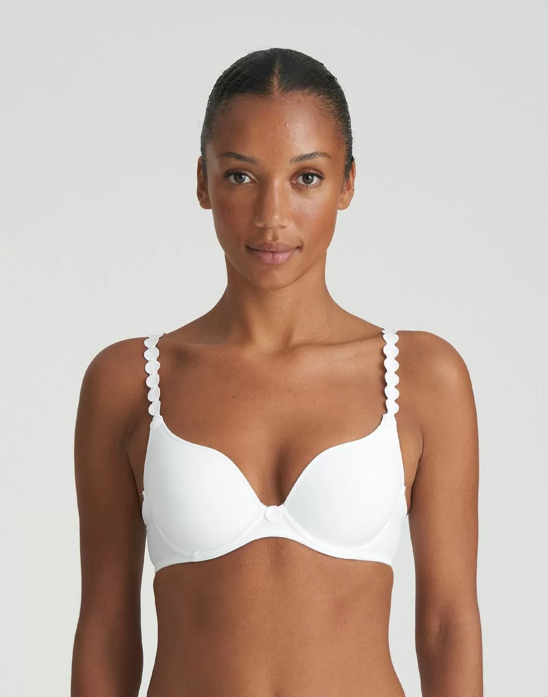 jente i hvit BH med rundinger på stroppene