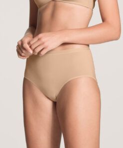 jente i beige high waist bomull truse
