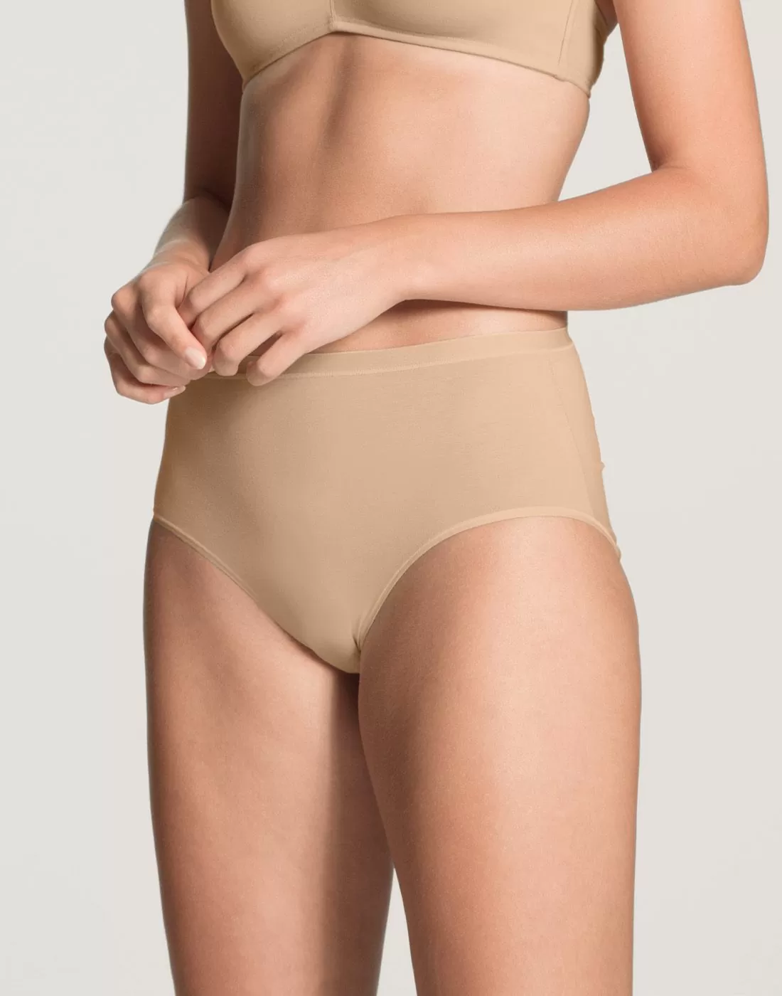 jente i beige high waist bomull truse