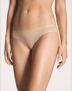 jente i beige truse av bomull
